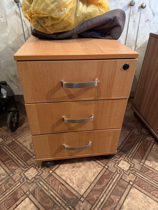 Стол, тумбочка, стол