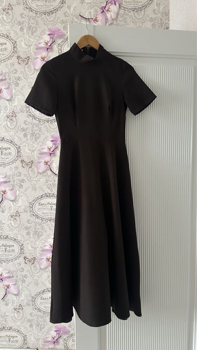 Стильное коричневое платье