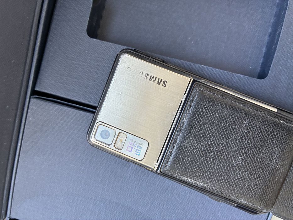 Продаем старый телофон samsung с кробкой и чехлом