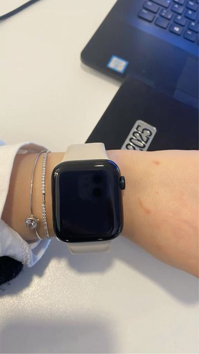 Apple Watch SE 2 (44 мм) в идеальном состоянии