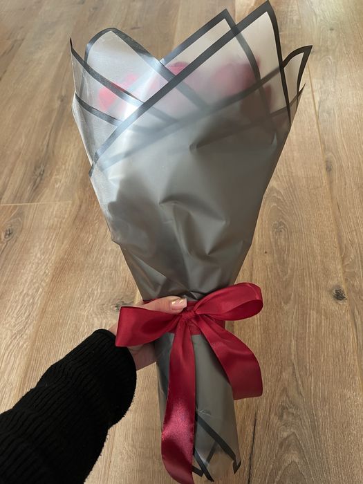 Букет рози със сатенен плат