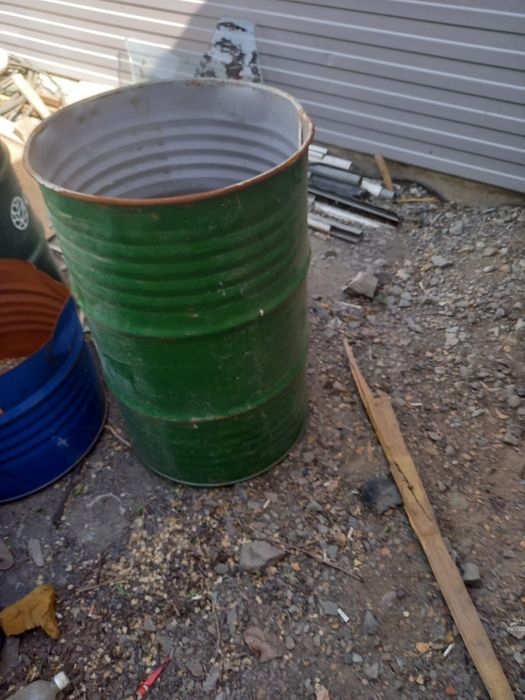 Продам бочки 180л 60л