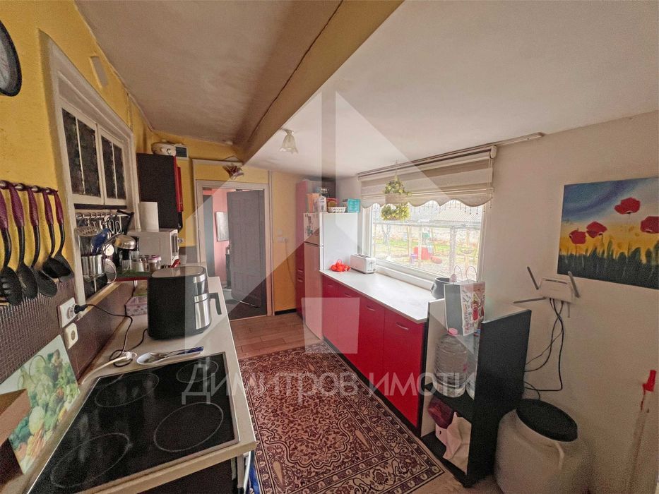 Продава еднофамилна, реновирана къща със 762 кв.м. двор в гр. Плиска.