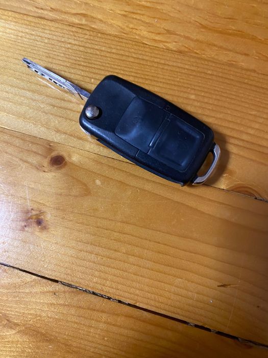 Ключ с дистанционно заключване за GOLF 4 и кора за крика в резерв.гума
