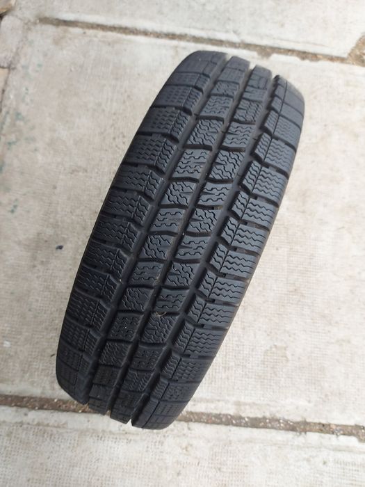 O bucată 215/205 70/65 R15C M+S iarnă - una Lassa Continental Vredeste
