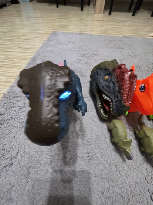 Lot dinozauri cu sunete si lumini