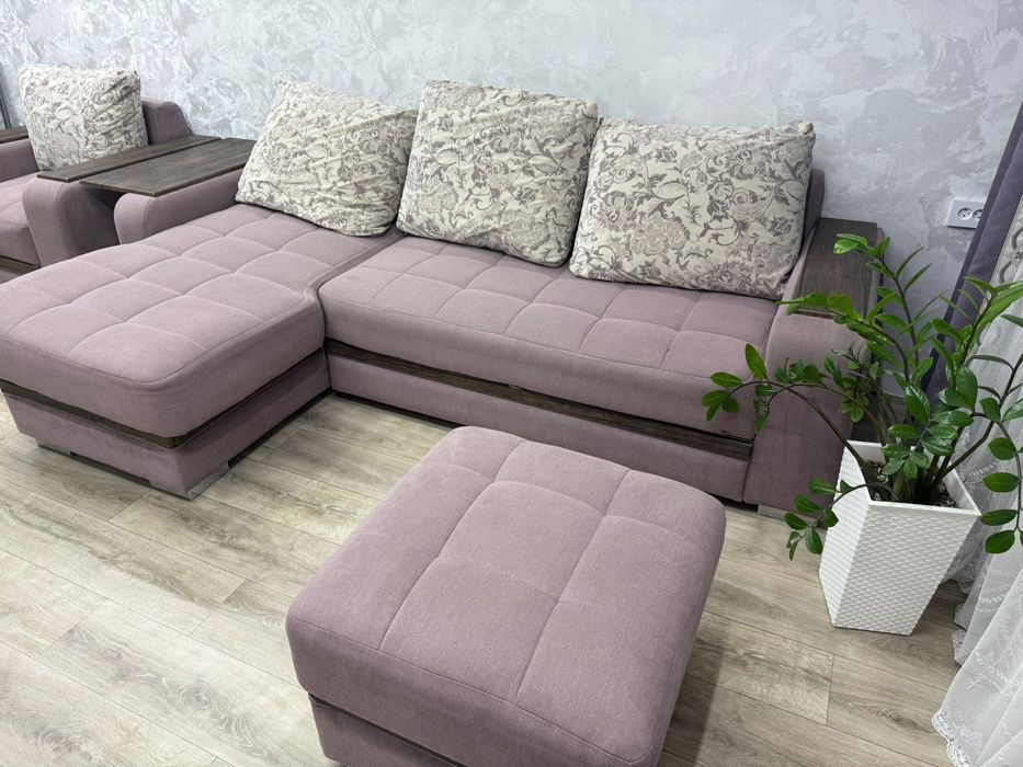Продам угловой диван с пуфом