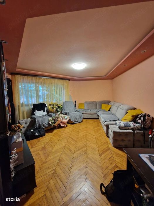 Apartament 3 camere - semidecomandat - zona Soarelui