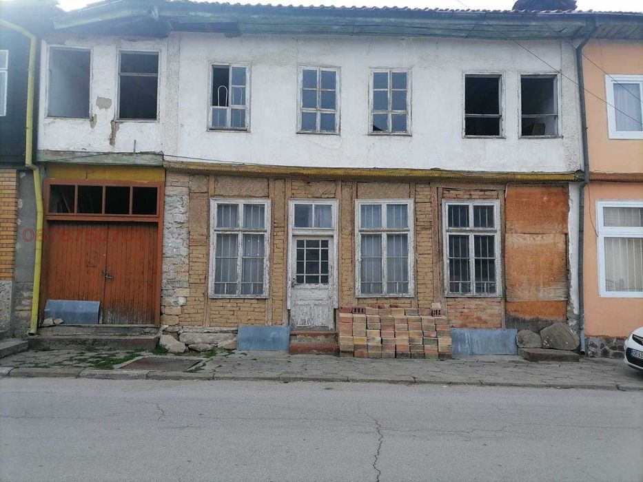 Двуетажна къща С. Черни осъм Център