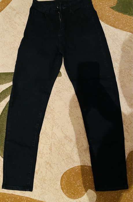 Одежда (платья и джинсы черные)