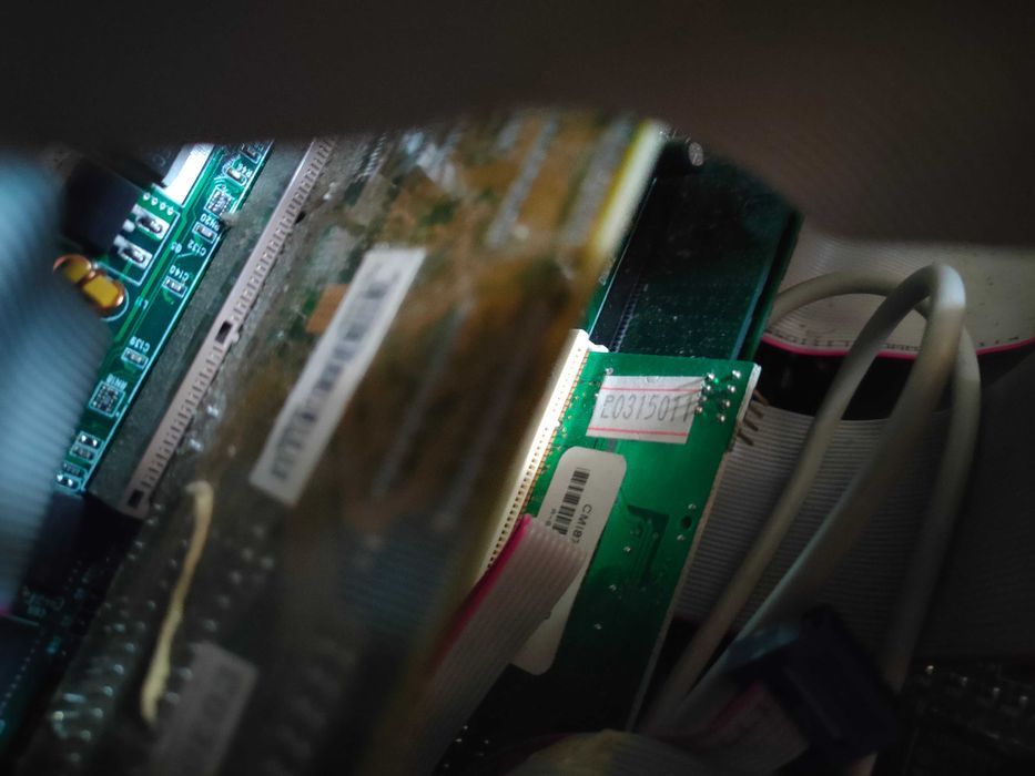 Продавам стационарен компютър с монитор, тонколони, мишка и клавиатура