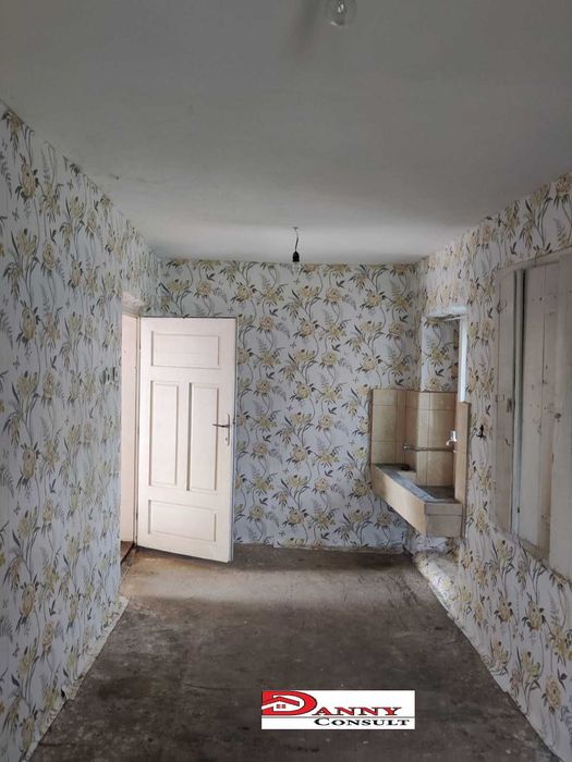 Едноетажна къща с двор и кладенец в с. Овча Могила