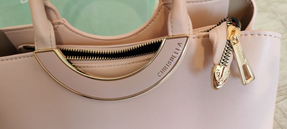 Дамска чанта. Цвят- пепел от рози. Подходяща както в ежедневието, така и за специални поводи!