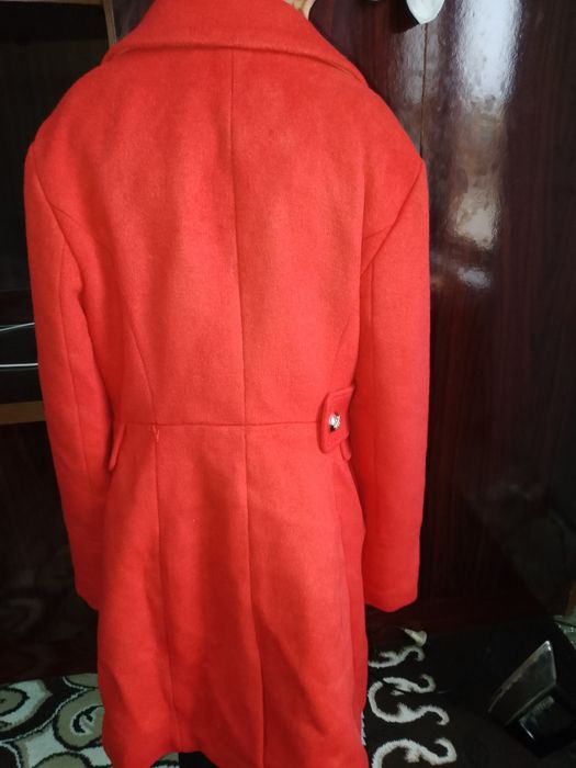 Qizil rangli Palto razmeri:48. Oz ishlatilgan sifati a'lo.
