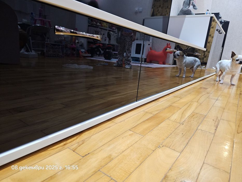 Секция бяло ПДЧ с врати МДФ черен гланц