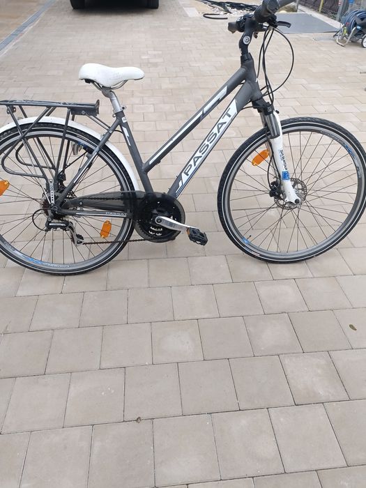 Bicicleta aluminiu passat roti 28 foarte usoara schimbatoare shimano  frane hidraulice tektro draco lichid disc trekking dinam in butuc