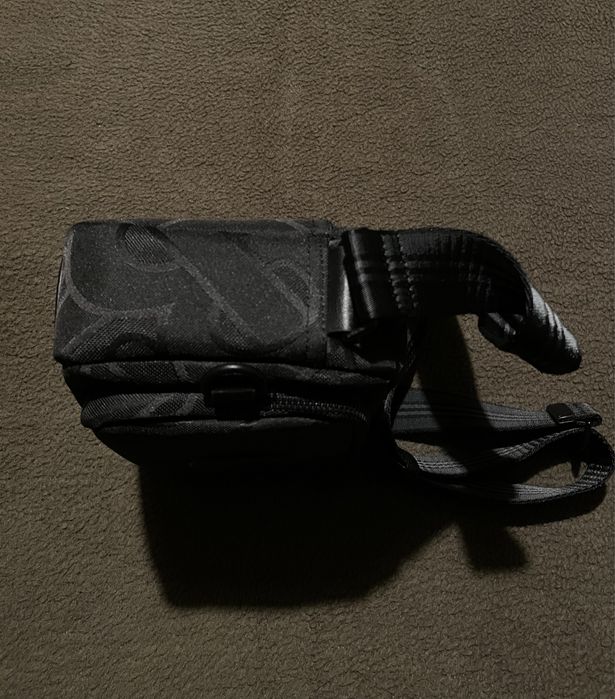 Черна чантичка Burberry – много екстри – стилен дизайн