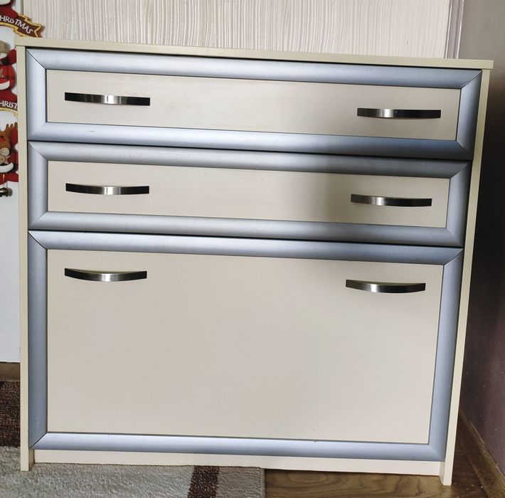 Продаётся шкаф для обуви,молочного цвета.