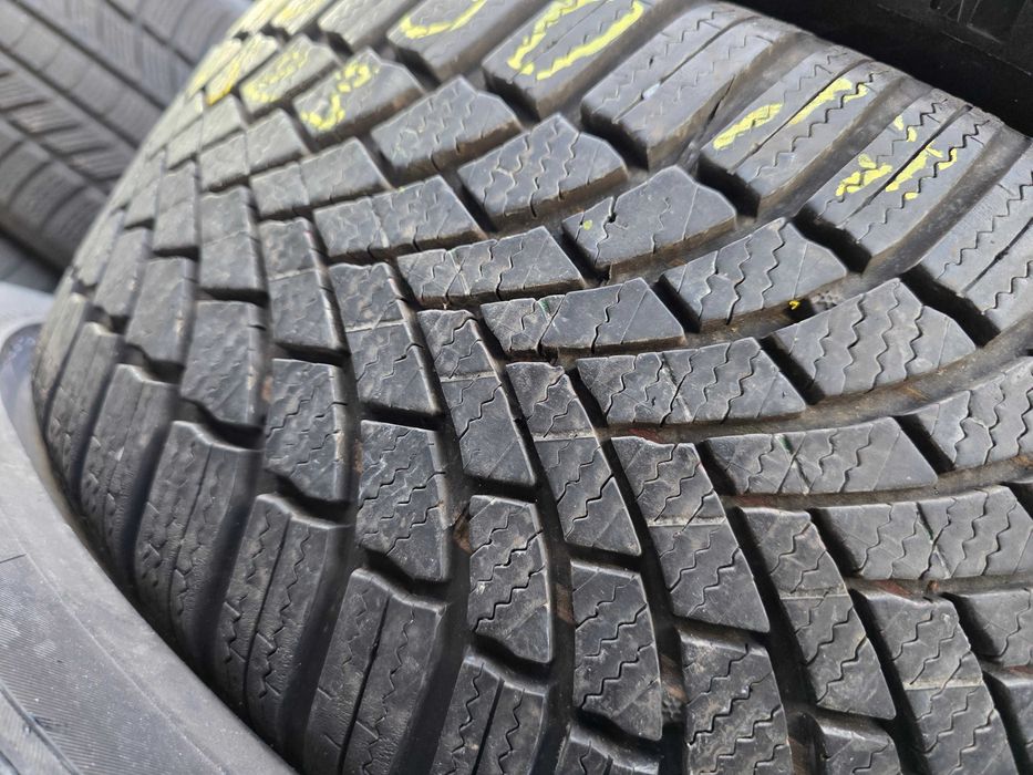 2бр Зимни гуми 205 50 17 - Bridgestone - DOT 2023