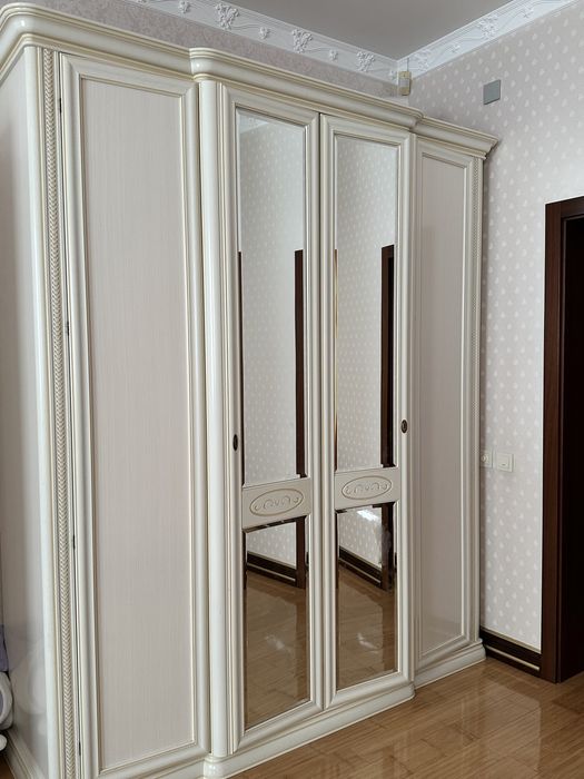 Шкаф спальный четырехдверный