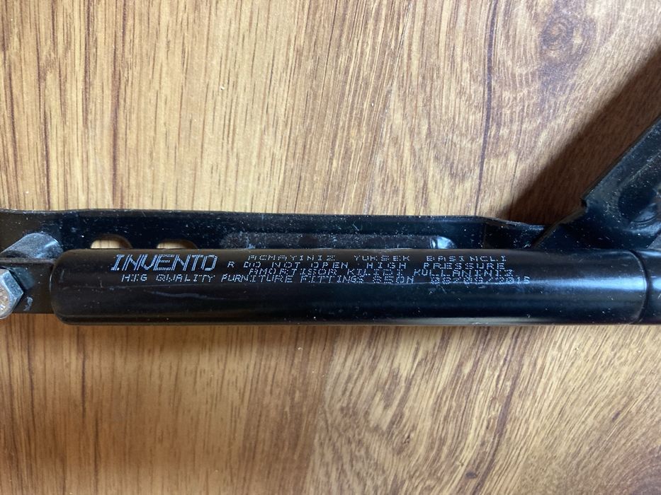 Повдигащ механизъм за подматрачна рамка