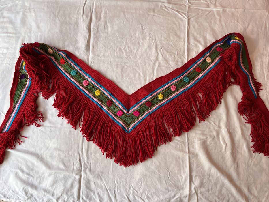 Eșarfe de lână tradiționale croșetate manual