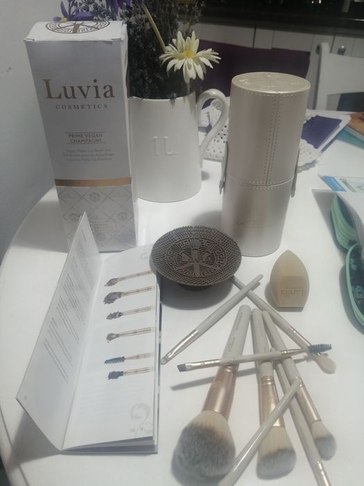 Set pensule de machiaj cu cutie. Luvia cosmetics