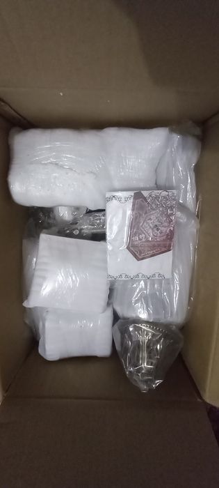 Люстра новая подарили так и Лежит без дела