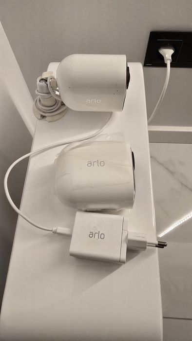 Arlo Ultra + SmartHub (1 cameră funcțională, 1 cu lentilă spartă)