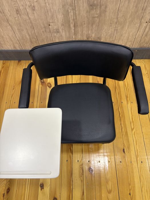 Укув марказлар учун стул пюпитр билан бирга.