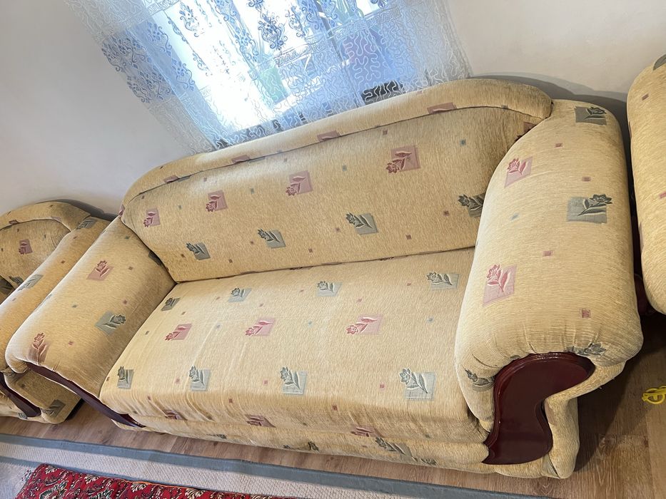 Стол  диван  для гостинной