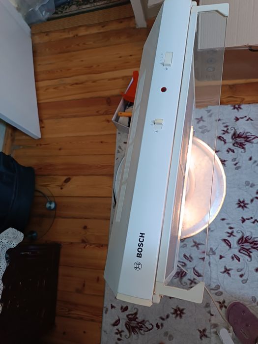 Вытяжка BOSCH б/у. В отличном состоянии всё работает.