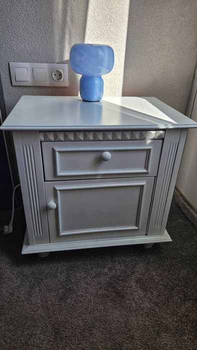 Масивно нощно шкафче