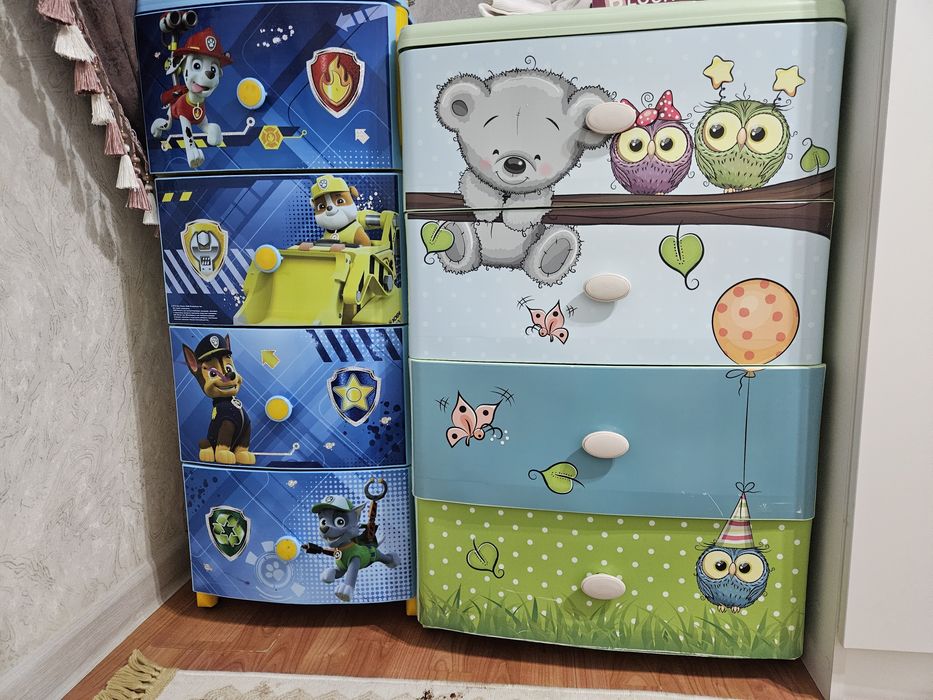Детский стульчик и комод, прихожий шкаф