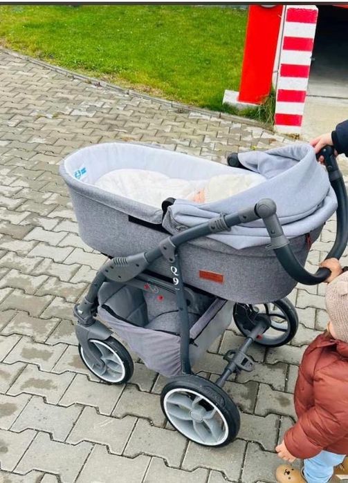 Vând carucior 3in1