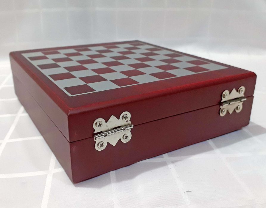 Комплект шах с аксесоари за вино