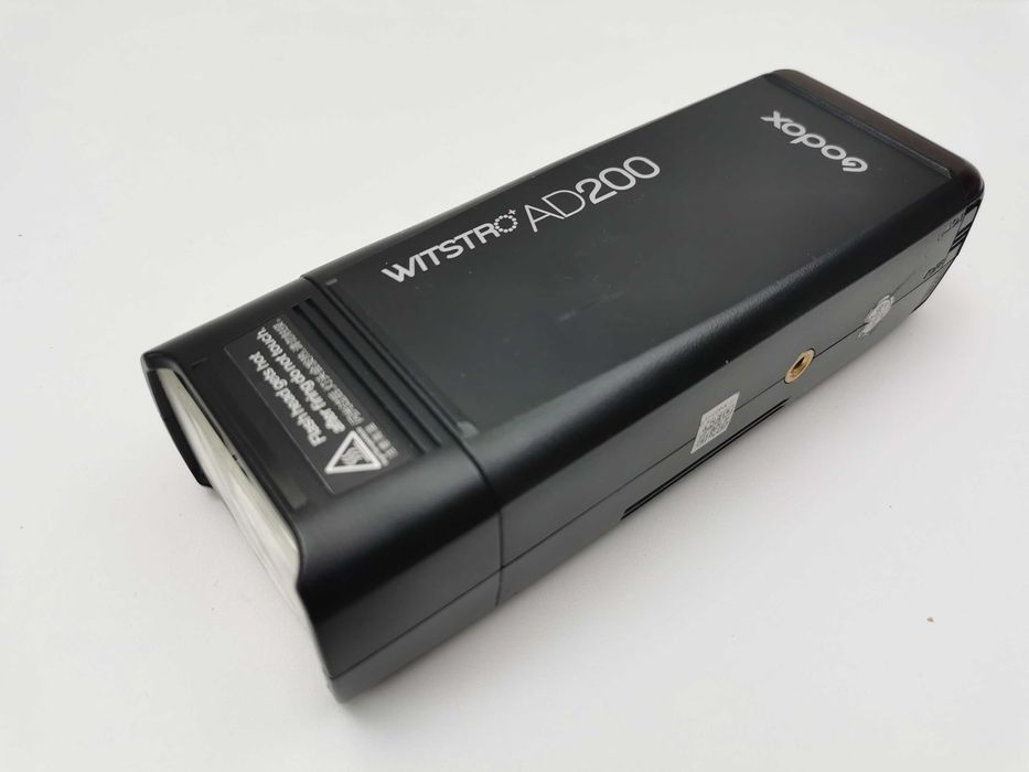 Преносима светкавица Godox AD200