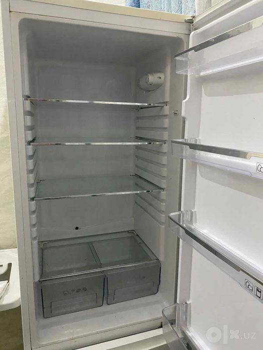 Продаётся двухкамерный холодильник (требуется заправка фреоном)