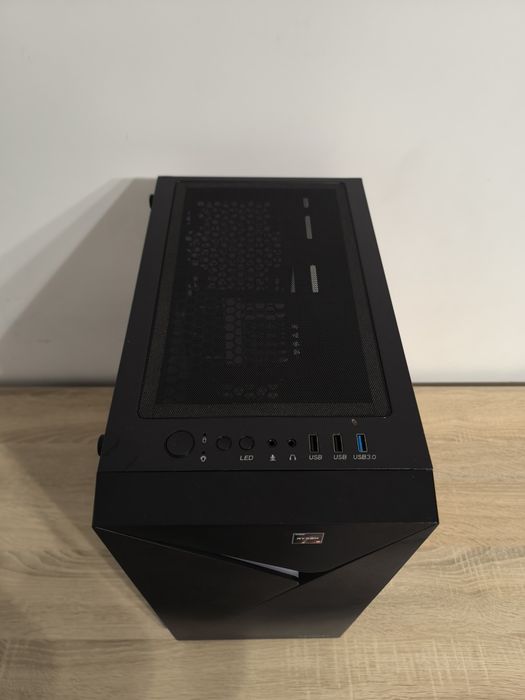 Carcasa PC gaming cu sursa Crosair VS550