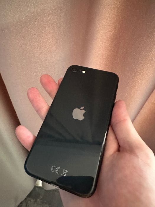 Продам iPhone SE 2020 (64 GB) — Черный