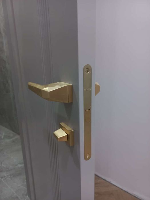 Установка межкомнатных дверей