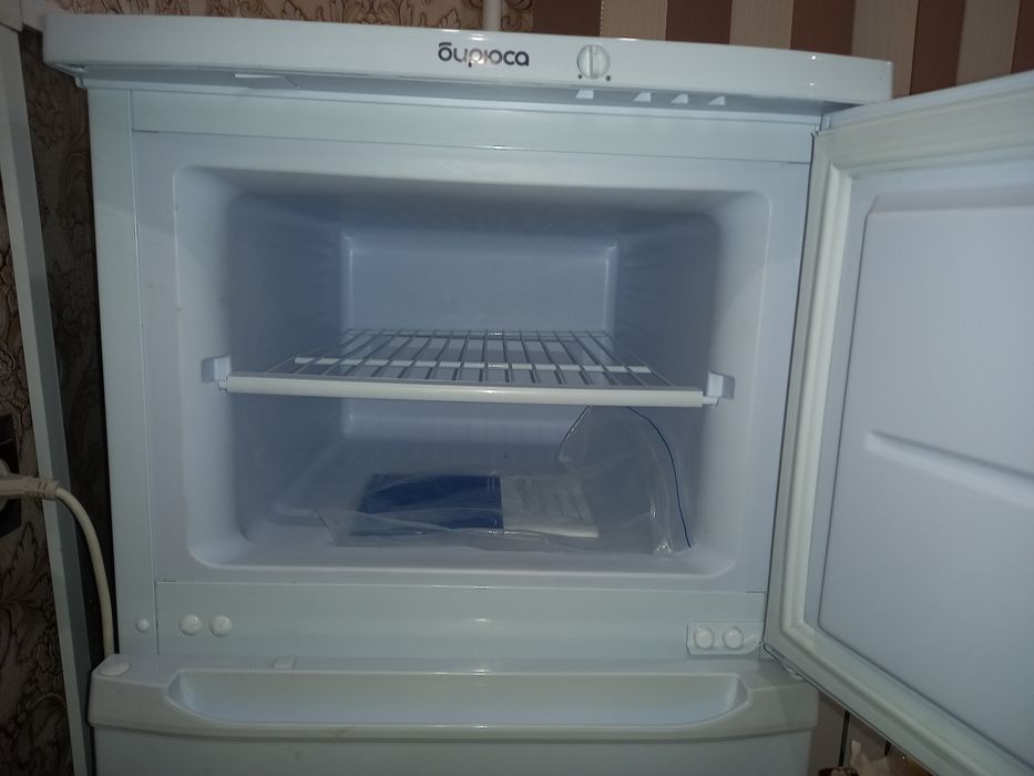 Продам холодильник с морозильной камерой.