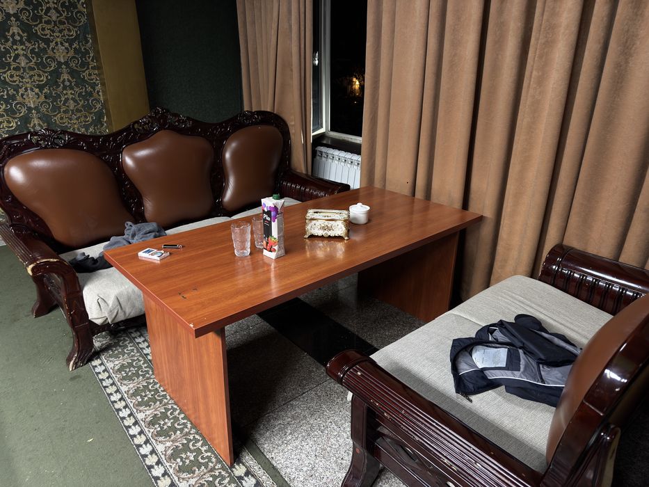Диваны и стол кожанные