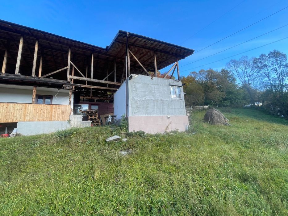 Vând casă în vârf de munte