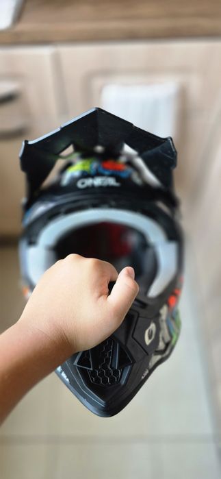 Продавам ендуро каска на Oneal и нагръдник на Alpinstar