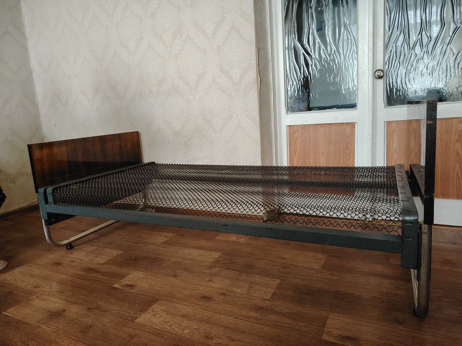 Продам кровать с панцирной сеткой