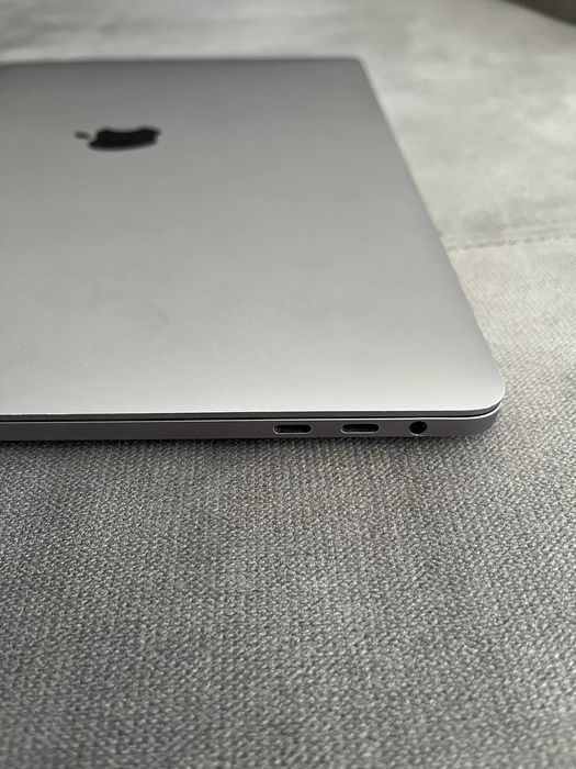MacBook Pro 2017 15" (model A1707) defect - se vinde pentru piese