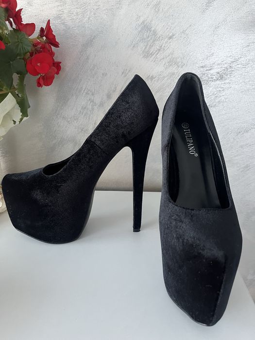 Обувки на висок ток