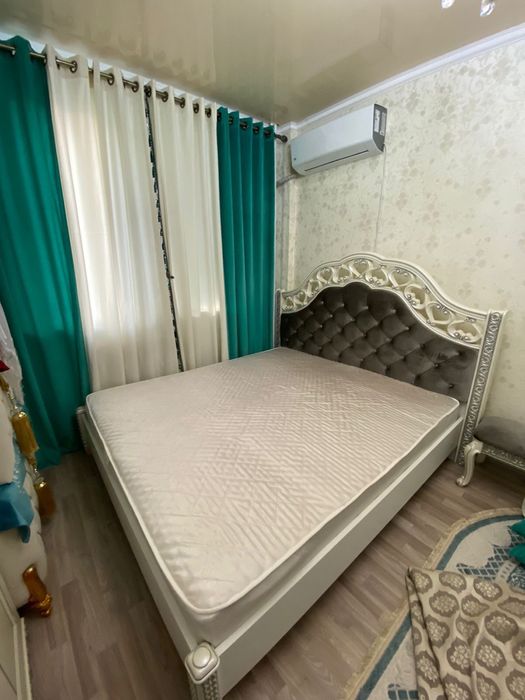 Спальный кровать отлычный состаяние