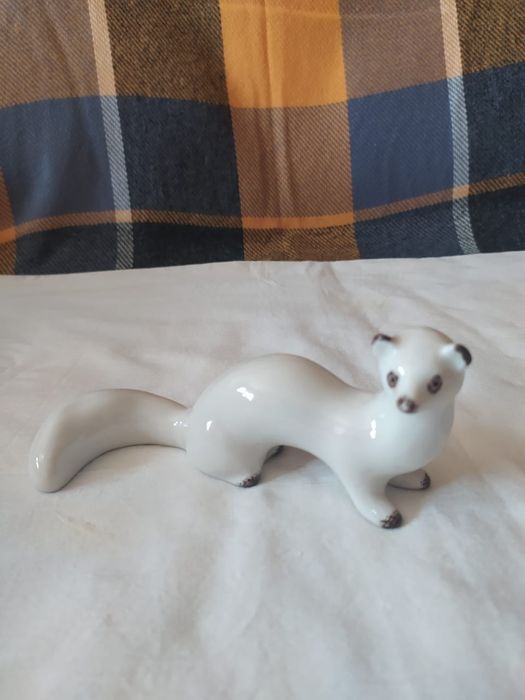 Продам фарфоровую статуэтку,,Ласка" Полонский завод худ.Керамики.